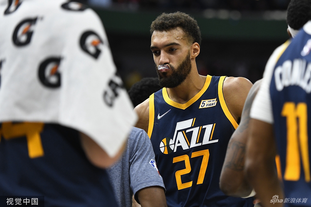 四人被驱逐！爵士步行者中锋爆发冲突