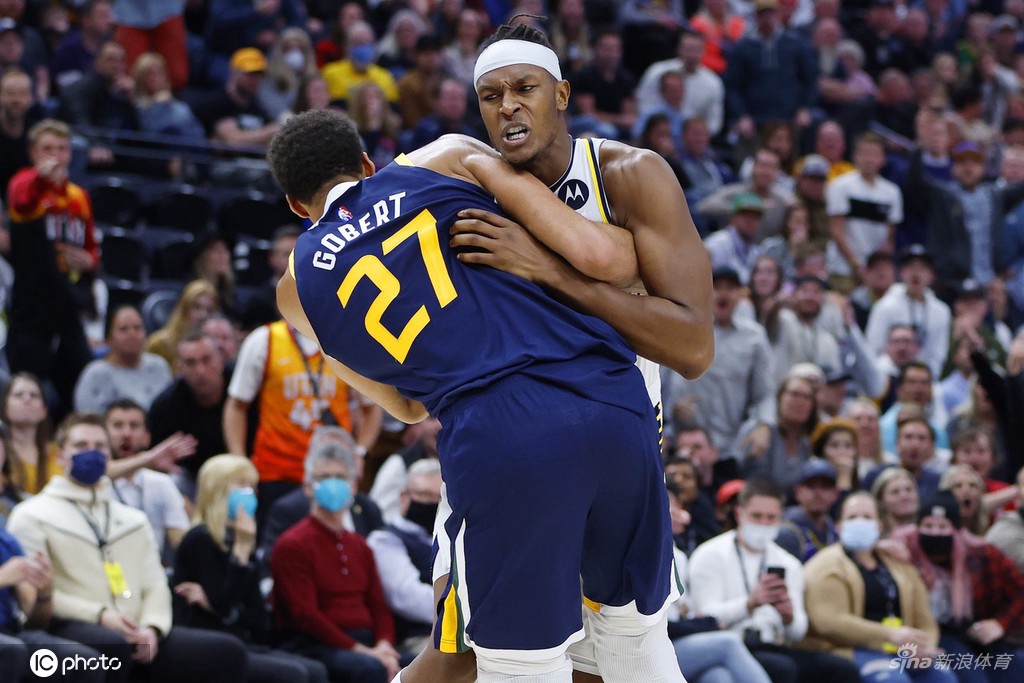 四人被驱逐！爵士步行者中锋爆发冲突