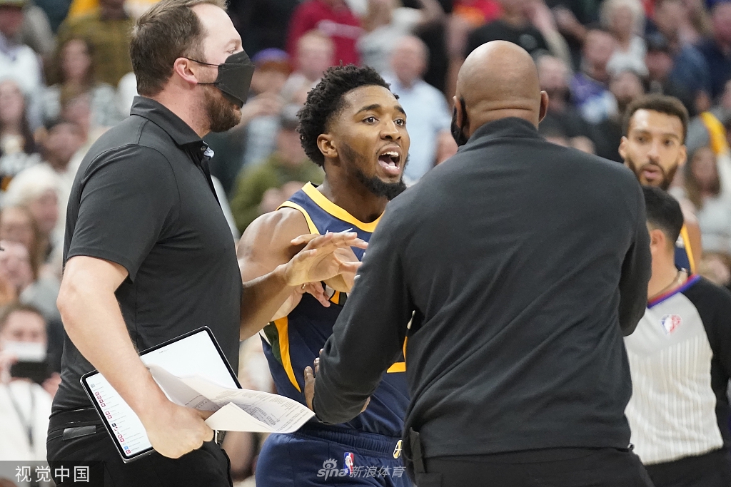 四人被驱逐！爵士步行者中锋爆发冲突