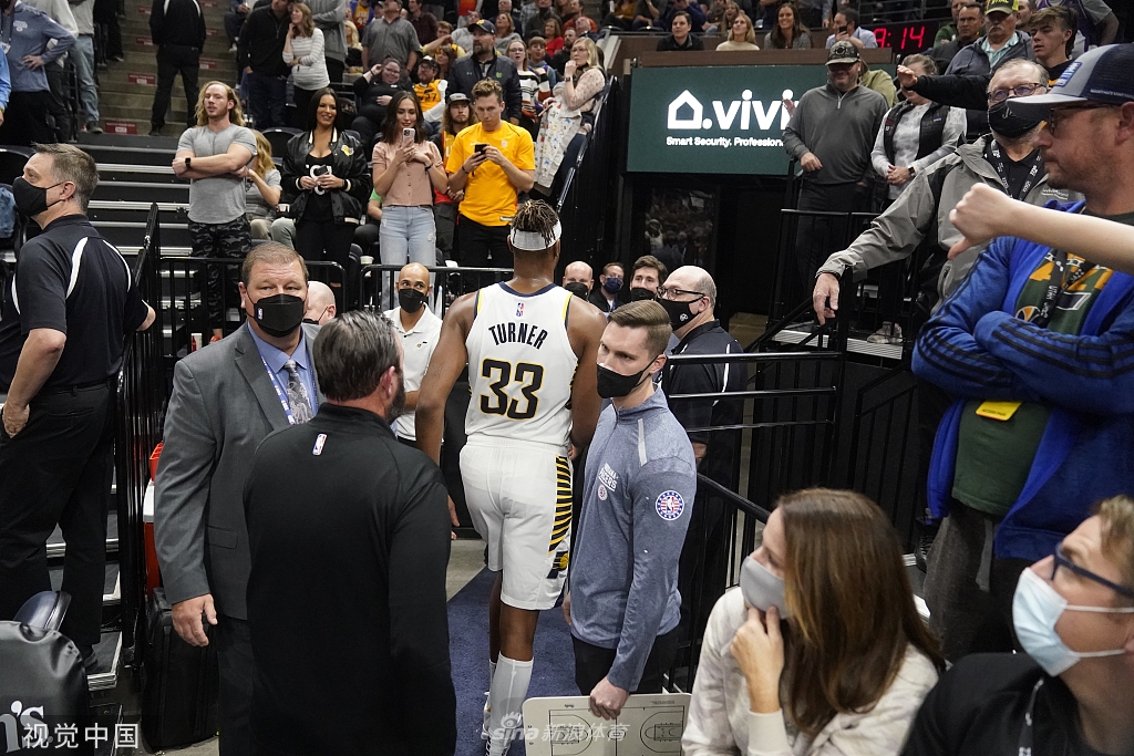 四人被驱逐！爵士步行者中锋爆发冲突