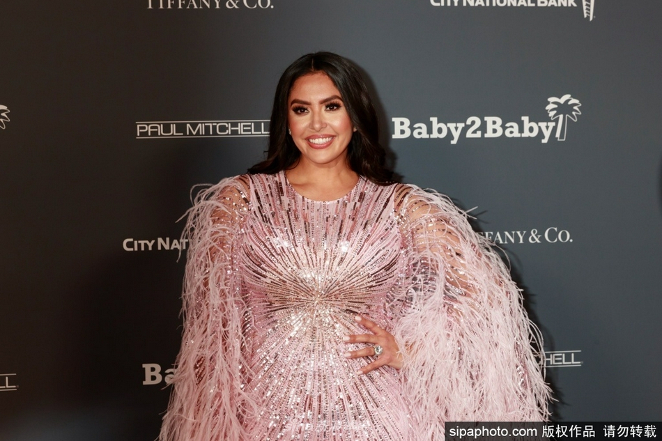 科比遗孀瓦妮莎携18岁大女儿亮相