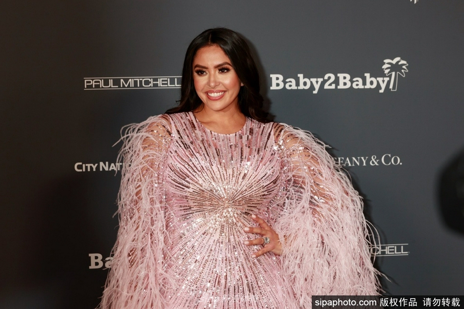 科比遗孀瓦妮莎携18岁大女儿亮相