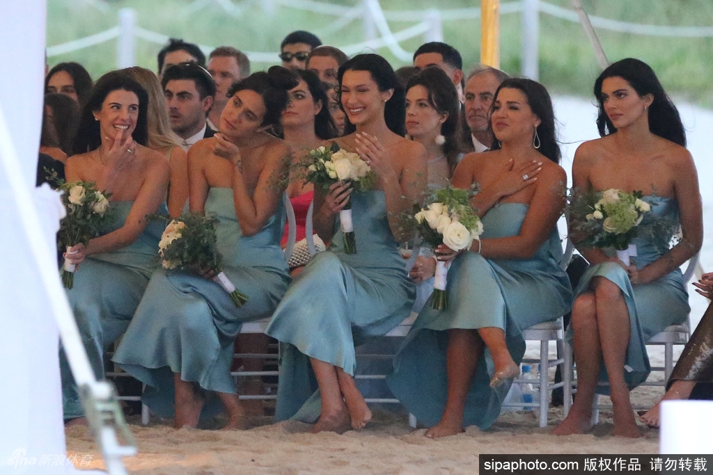 身材妖娆！布克女友肯豆参加婚礼当伴娘