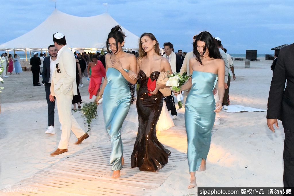 身材妖娆！布克女友肯豆参加婚礼当伴娘