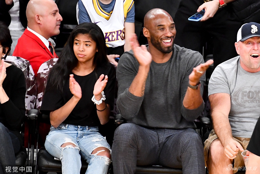 永远的曼巴！两年前的今天科比携女儿观战湖人