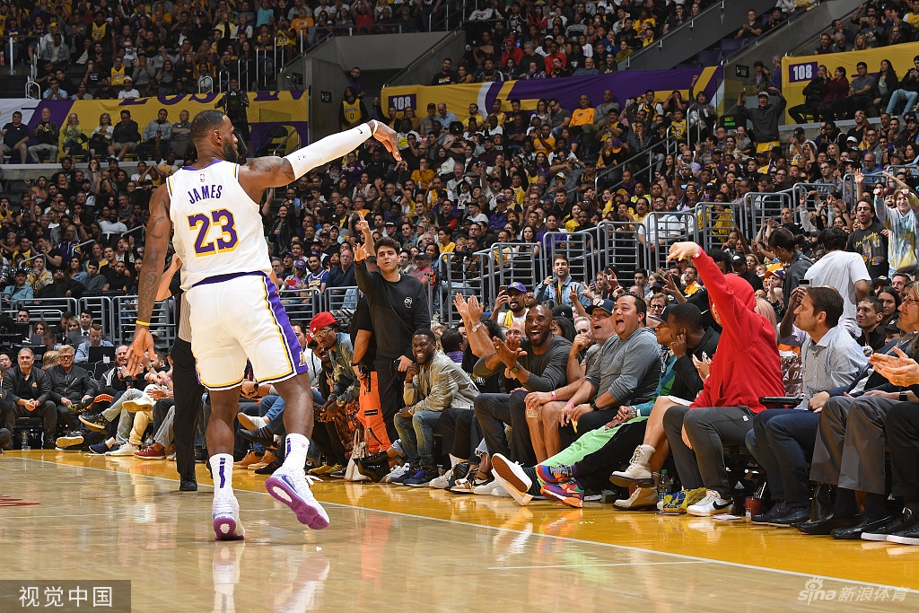 永远的曼巴！两年前的今天科比携女儿观战湖人