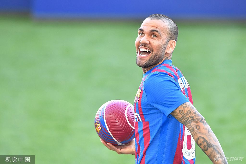 阿尔维斯亮相诺坎普：巴萨是我最后一站