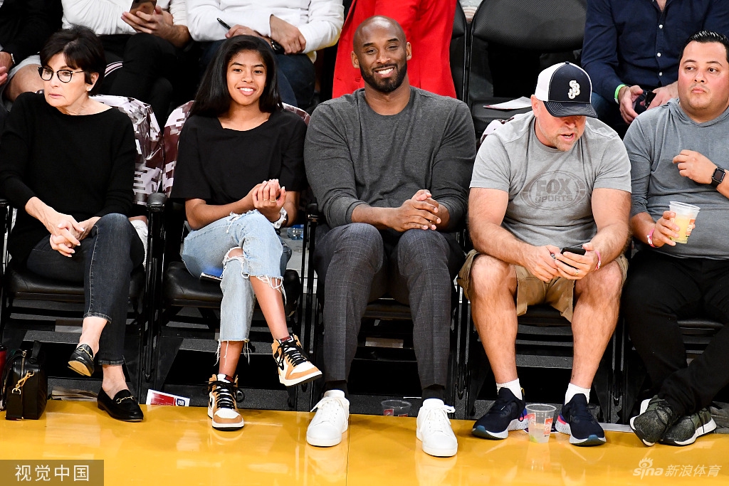 永远的曼巴！两年前的今天科比携女儿观战湖人