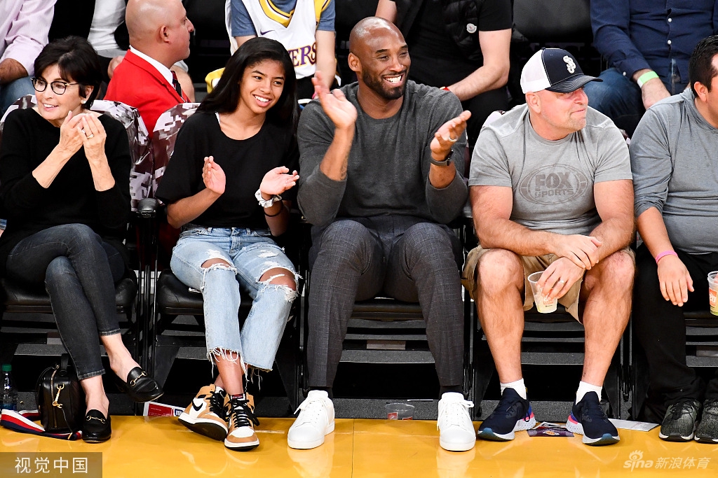 永远的曼巴！两年前的今天科比携女儿观战湖人
