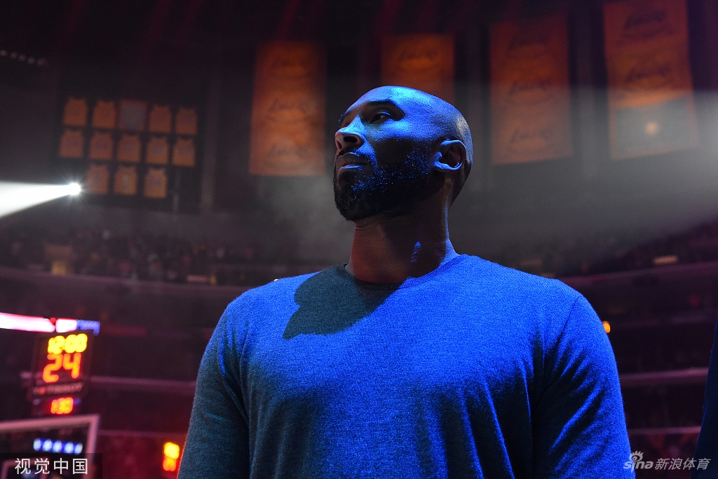 永远的曼巴！两年前的今天科比携女儿观战湖人