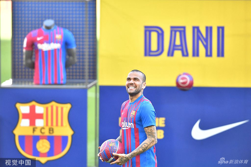 阿尔维斯亮相诺坎普：巴萨是我最后一站