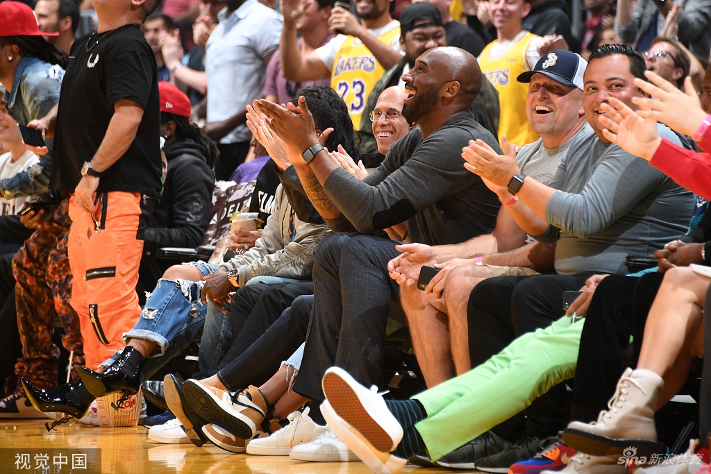永远的曼巴！两年前的今天科比携女儿观战湖人