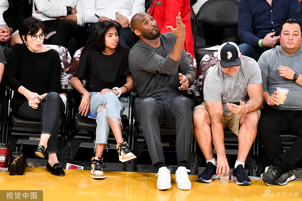永远的曼巴！两年前的今天科比携女儿观战湖人