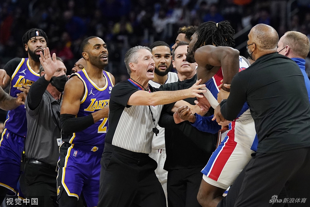 湖人活塞大规模冲突！詹姆斯肘击对手被驱逐