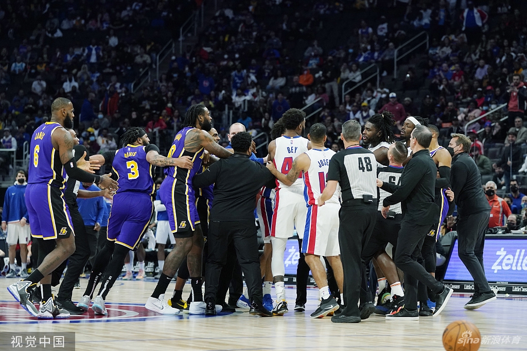 湖人活塞大规模冲突！詹姆斯肘击对手被驱逐
