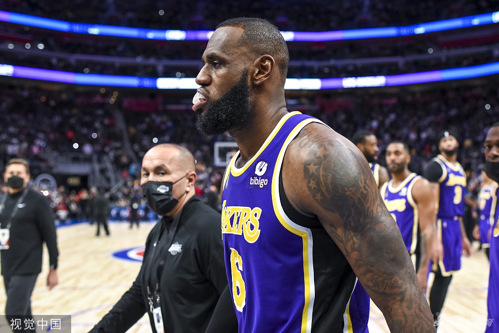 湖人活塞大规模冲突！詹姆斯肘击对手被驱逐