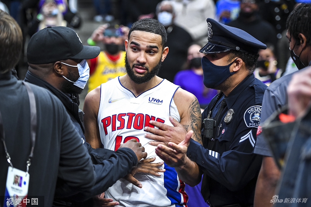 湖人活塞大规模冲突！詹姆斯肘击对手被驱逐