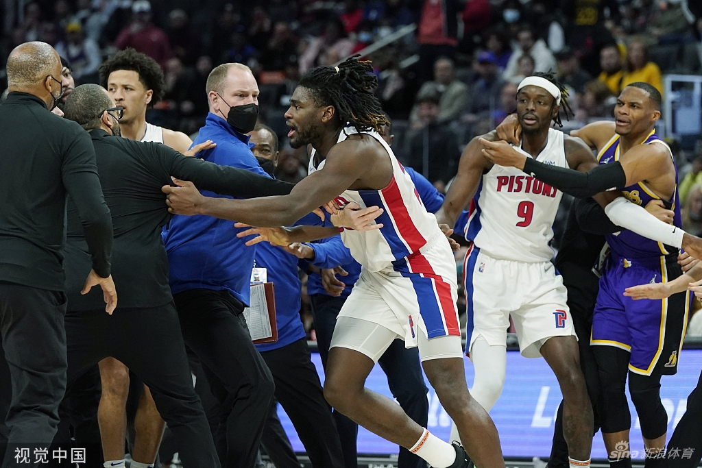 NBA官方：詹姆斯禁赛1场 活塞小将2场