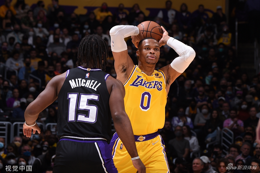 [NBA]国王3加时力克湖人 詹姆斯空砍30+11