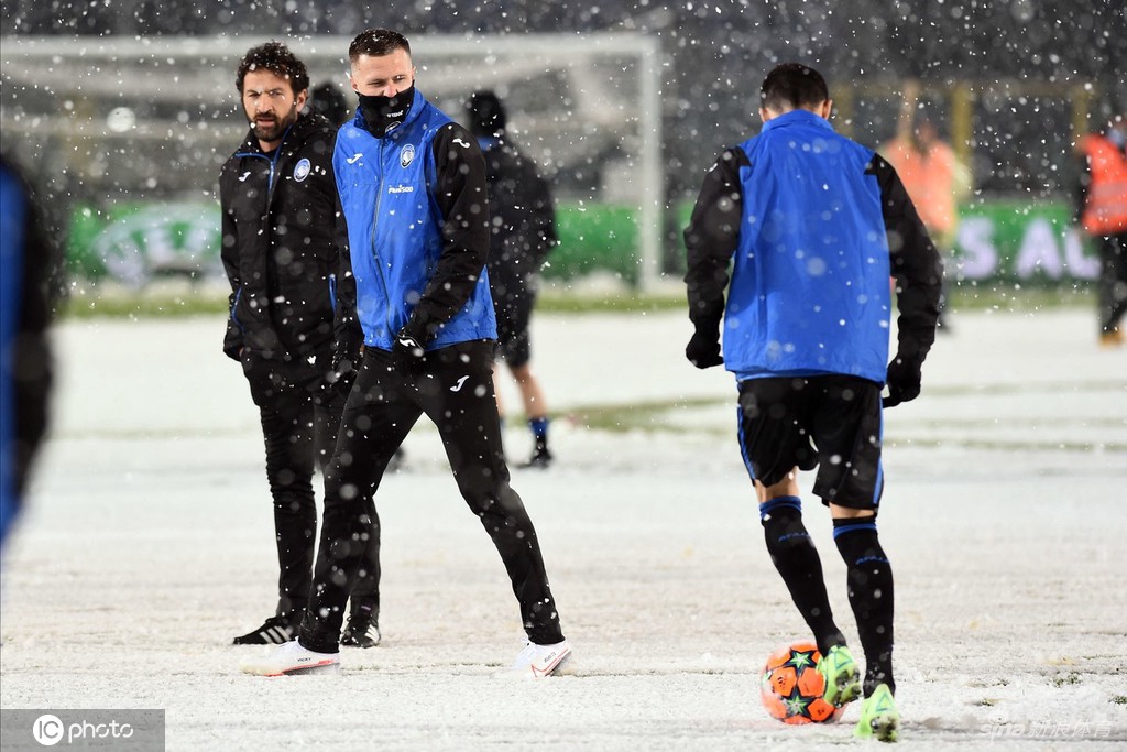 大雪逼停欧冠小组赛比赛 亚特兰大主场一片白茫茫