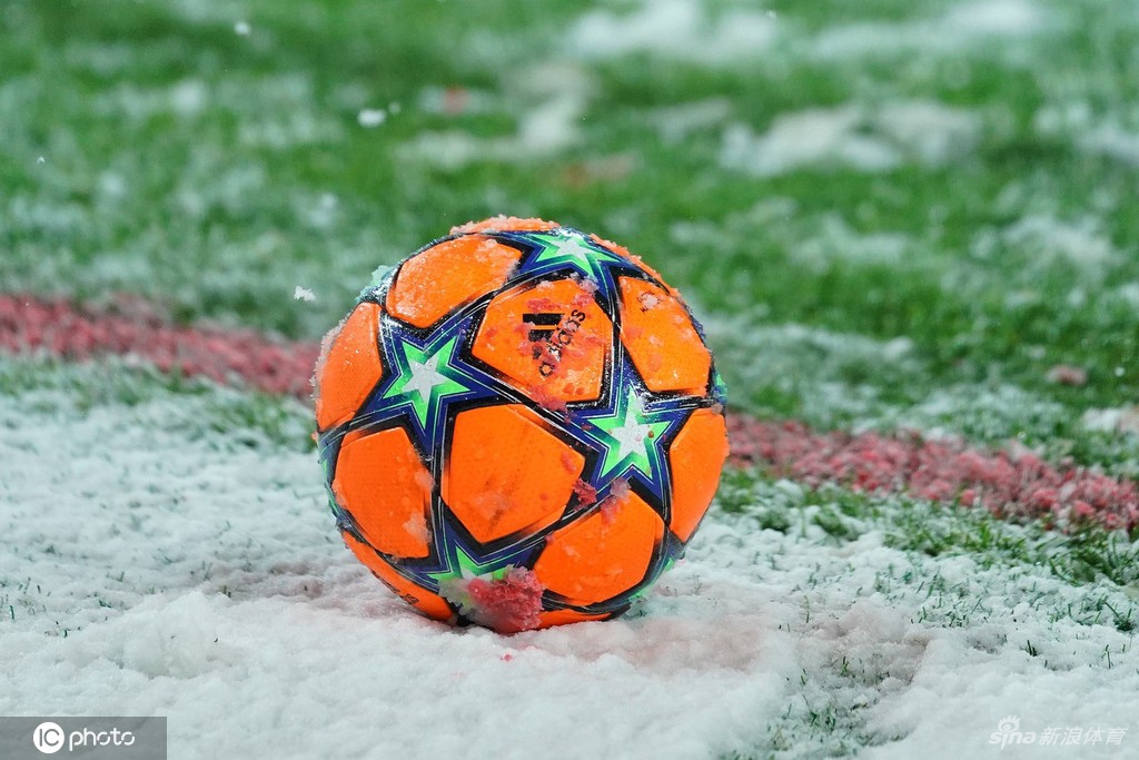 大雪逼停欧冠小组赛比赛 亚特兰大主场一片白茫茫