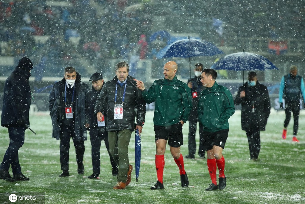 大雪逼停欧冠小组赛比赛 亚特兰大主场一片白茫茫