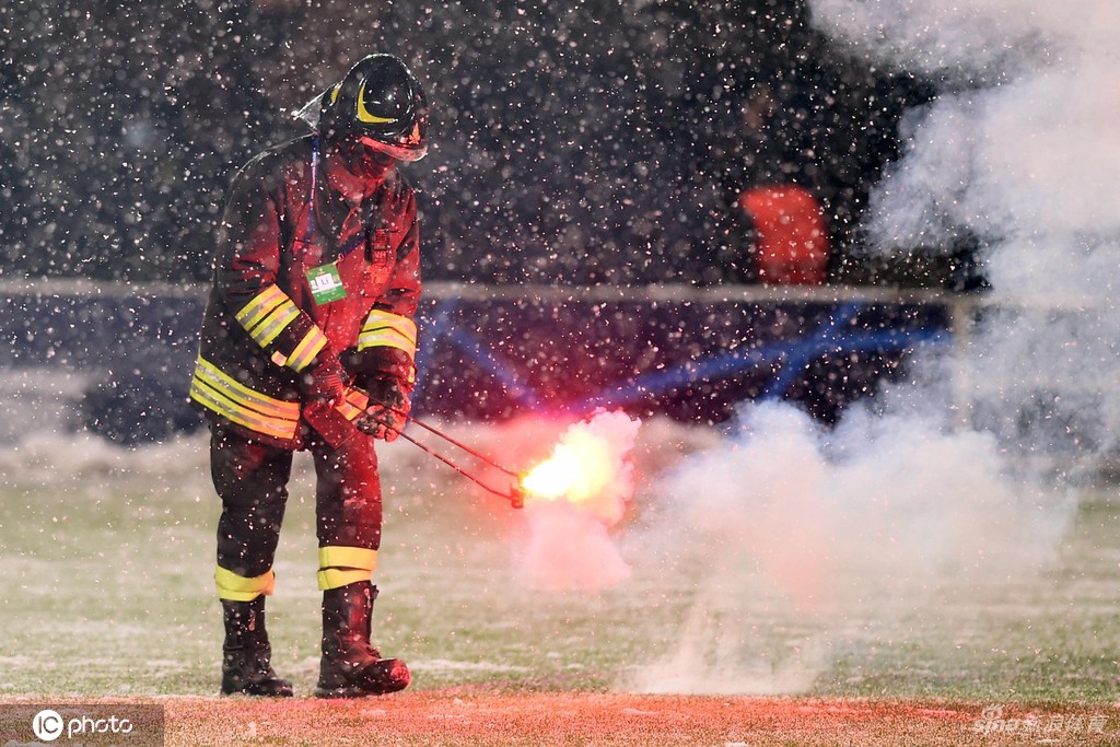 大雪逼停欧冠小组赛比赛 亚特兰大主场一片白茫茫