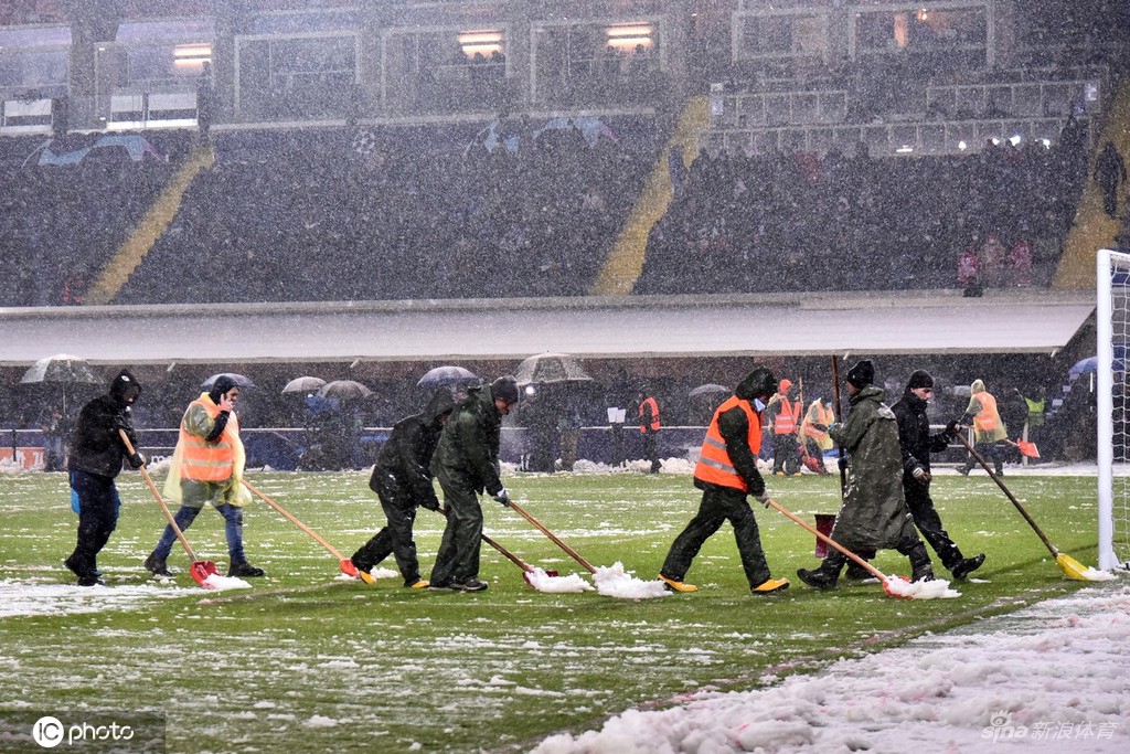 大雪逼停欧冠小组赛比赛 亚特兰大主场一片白茫茫