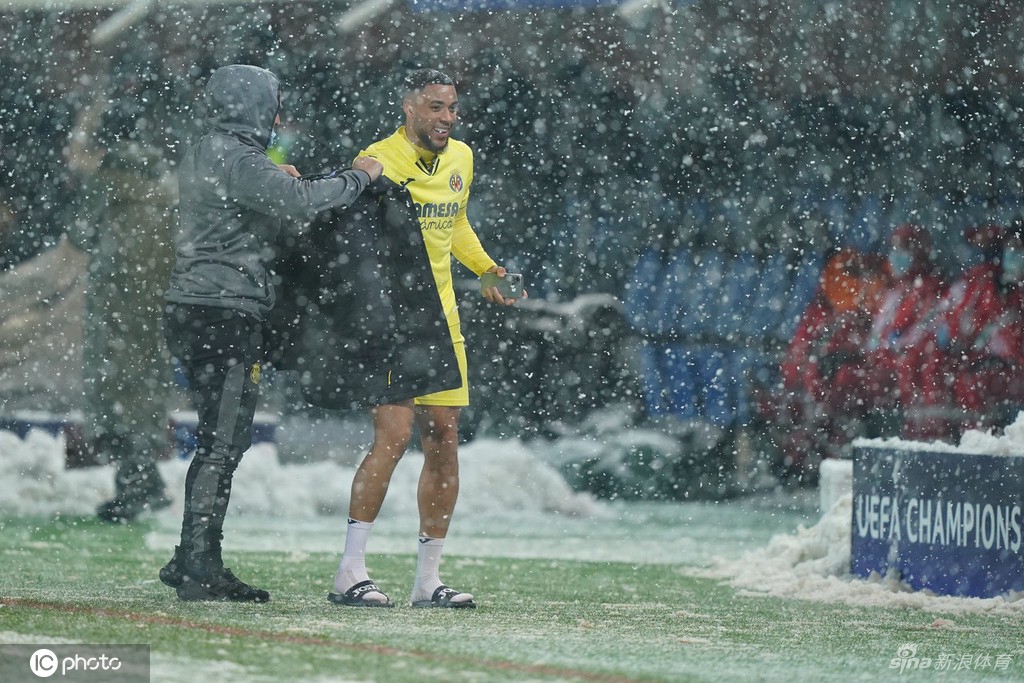 大雪逼停欧冠小组赛比赛 亚特兰大主场一片白茫茫