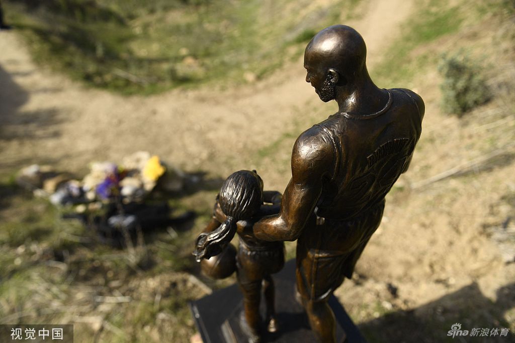 科比遇难地点树立雕像 他已离开2年了