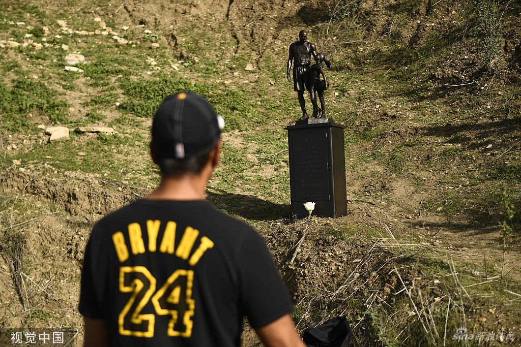 科比遇难地点树立雕像 他已离开2年了