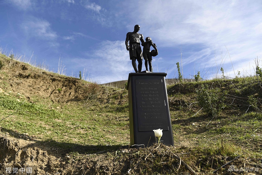 科比遇难地点树立雕像 他已离开2年了