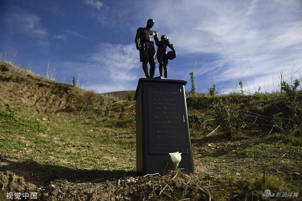 科比遇难地点树立雕像 他已离开2年了