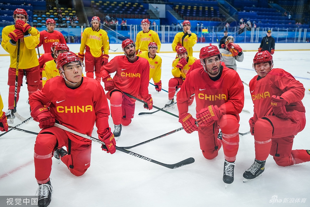 中国男子冰球队冬奥闭环首堂训练课