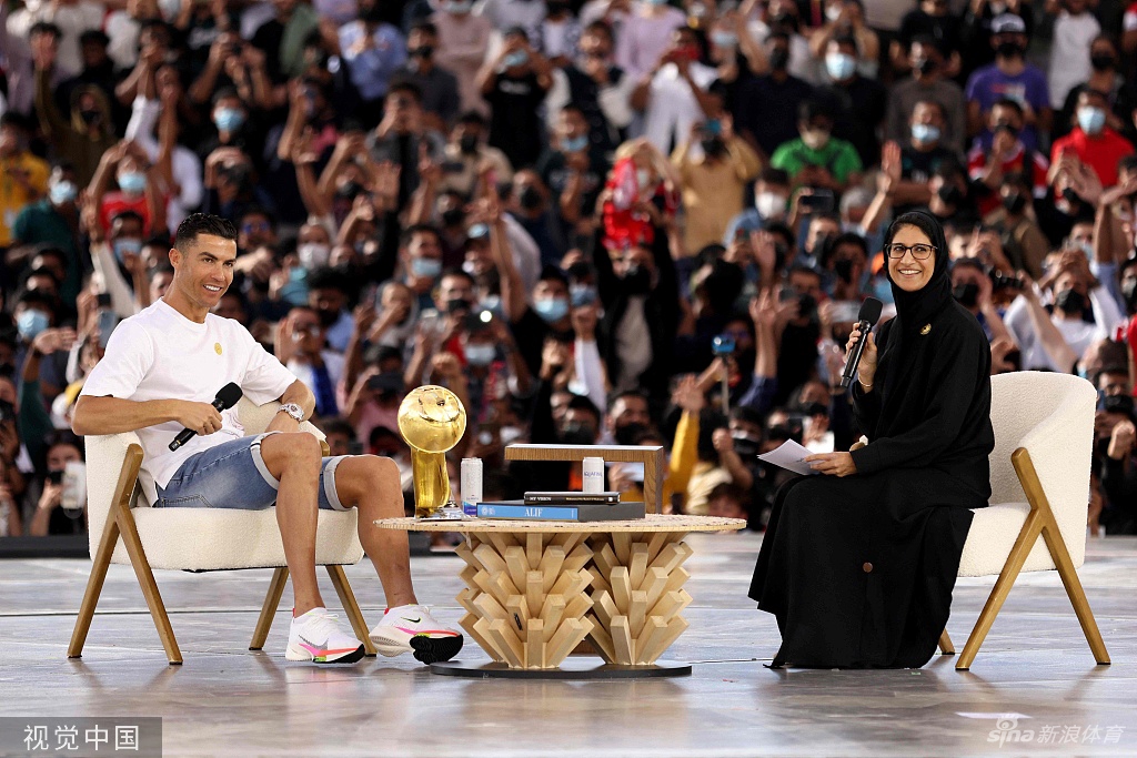 C罗迪拜领取环足历史最佳射手奖杯