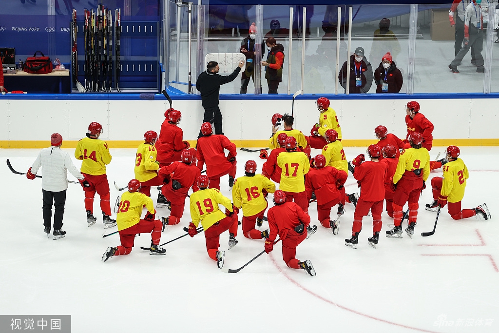 中国男子冰球队冬奥闭环首堂训练课