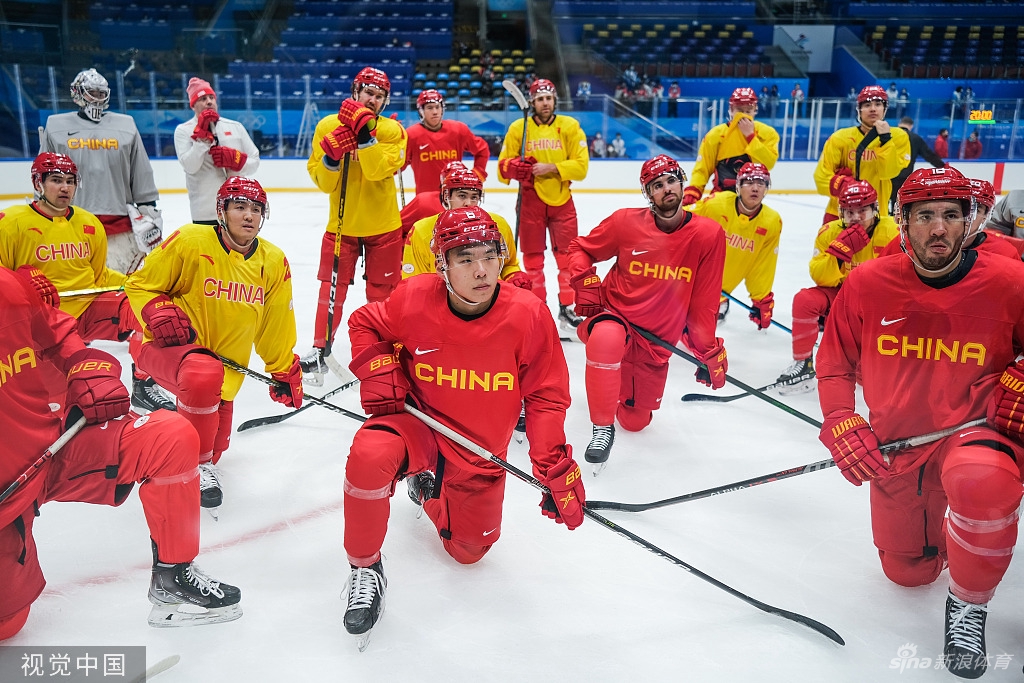 中国男子冰球队冬奥闭环首堂训练课