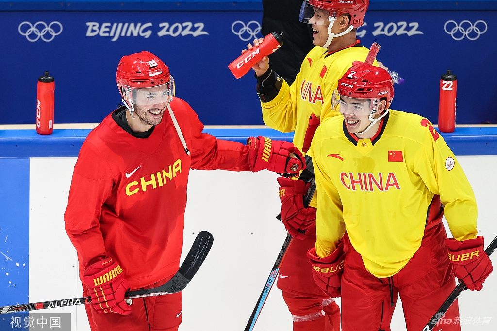 中国男子冰球队冬奥闭环首堂训练课