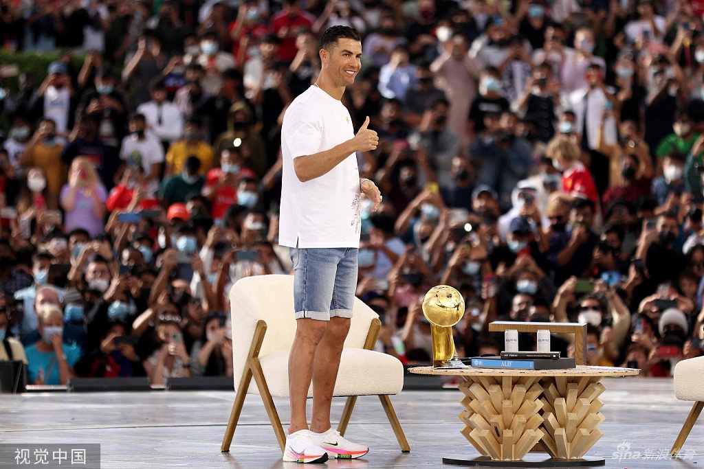 C罗迪拜领取环足历史最佳射手奖杯