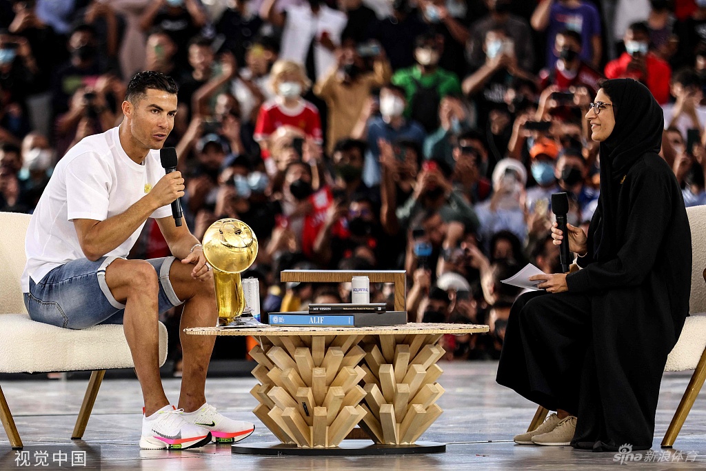 C罗迪拜领取环足历史最佳射手奖杯
