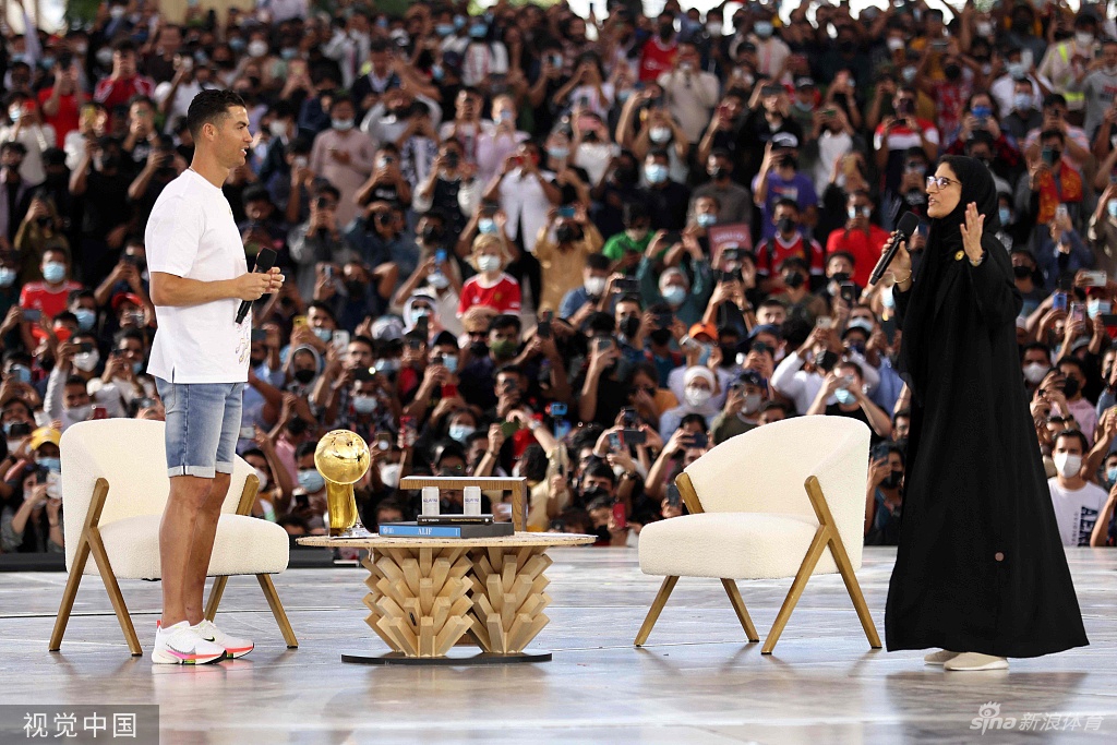 C罗迪拜领取环足历史最佳射手奖杯