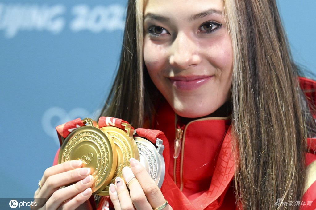 冬奥完美收官！谷爱凌展示2金1银
