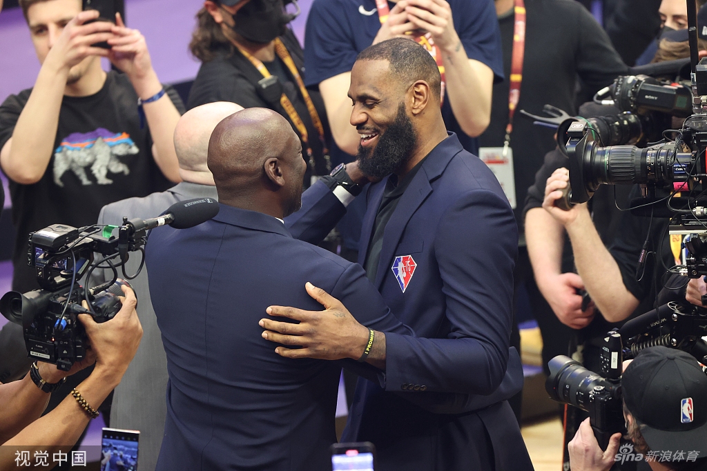 巨星面对面！乔丹与詹姆斯相拥交谈