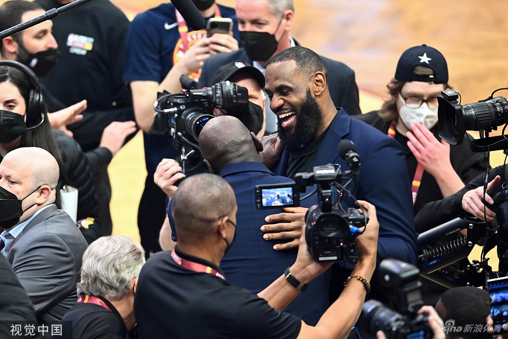 巨星面对面！乔丹与詹姆斯相拥交谈