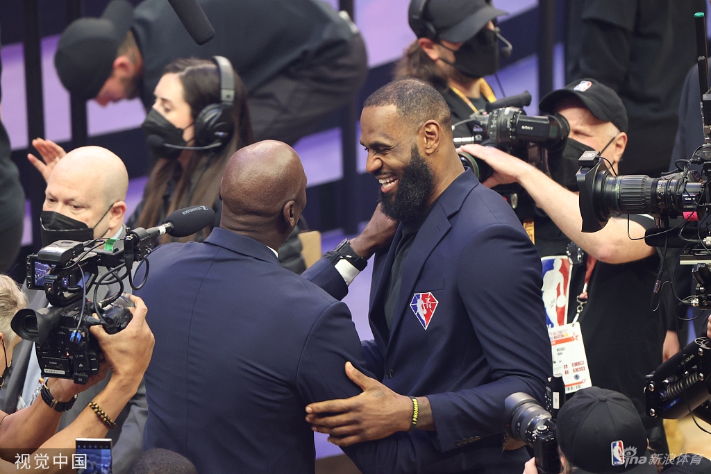 巨星面对面！乔丹与詹姆斯相拥交谈