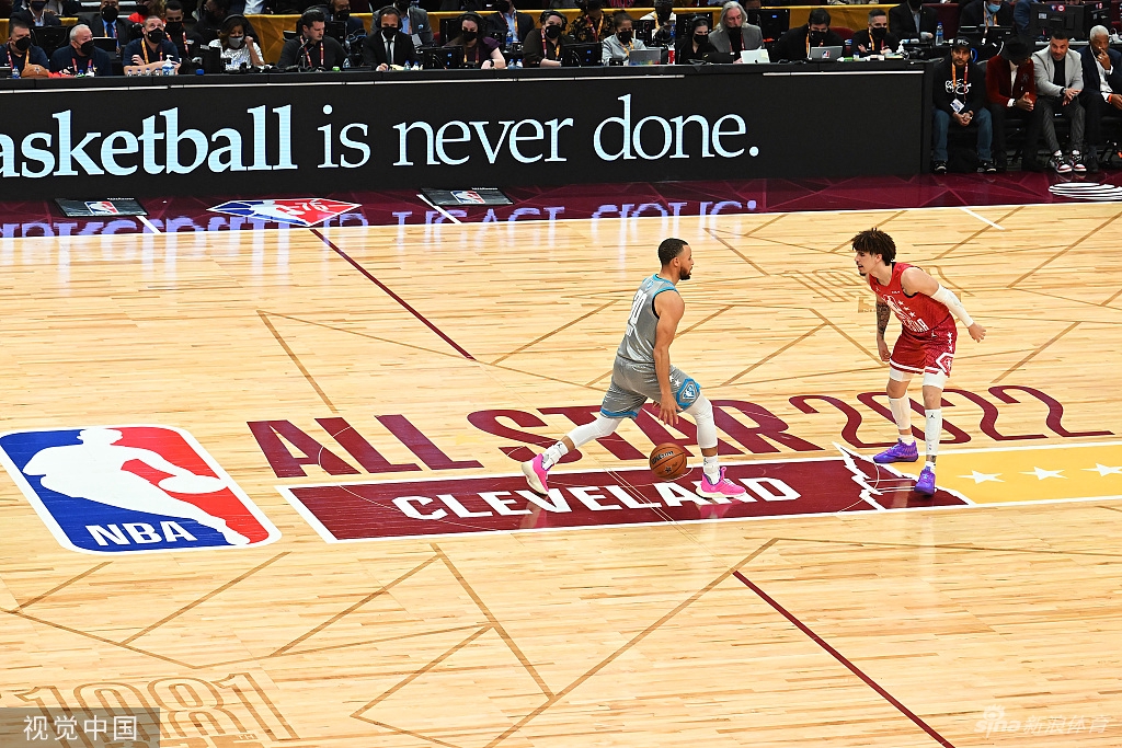 库里收获生涯首座全明星MVP奖杯 16记三分破纪录