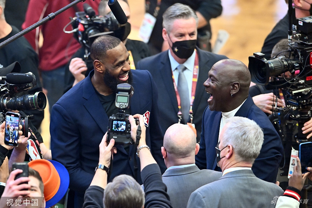 巨星面对面！乔丹与詹姆斯相拥交谈