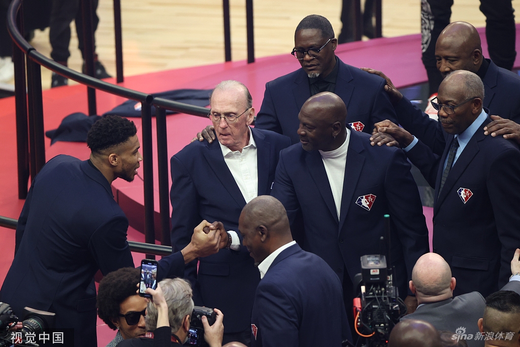 乔丹领衔75大球星亮相全明星赛