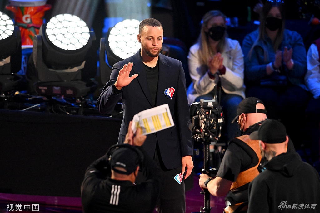 乔丹领衔75大球星亮相全明星赛