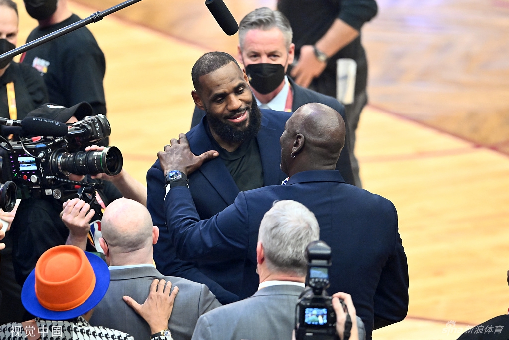 巨星面对面！乔丹与詹姆斯相拥交谈